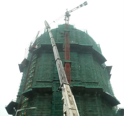 石阡吊车在工地上作业